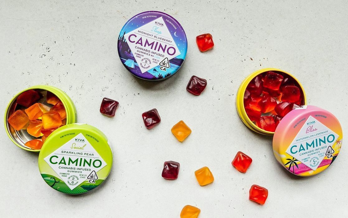 Una caja de caramelos duros con diseño clásico