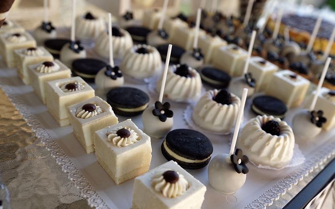 Un bombón de chocolate artesanal en un plato blanco