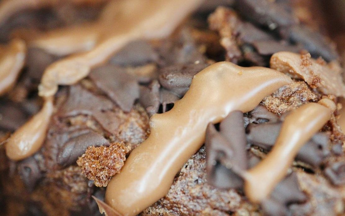 Una trufa de chocolate con decoración de cacao en polvo