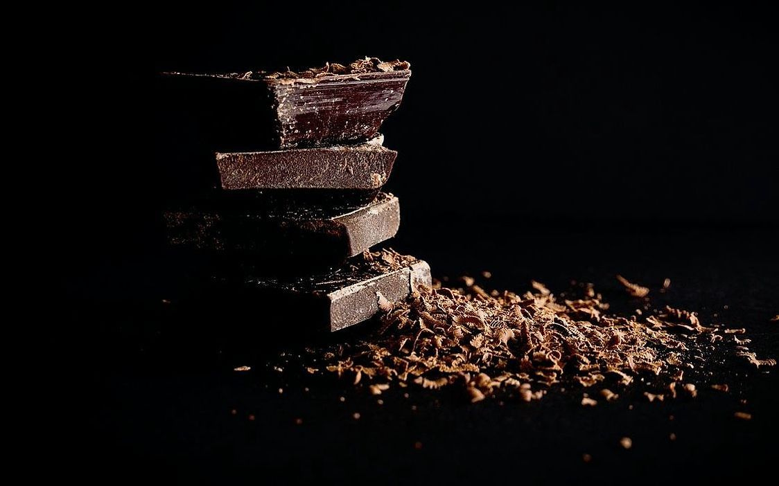 Una barra de turrón artesanal con cobertura crujiente de cacao